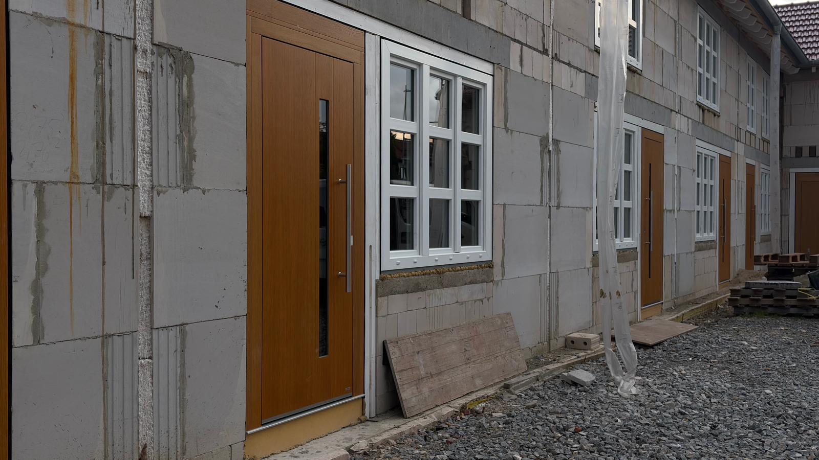 Hauseingangstüren in Holzoptik auf Baustelle